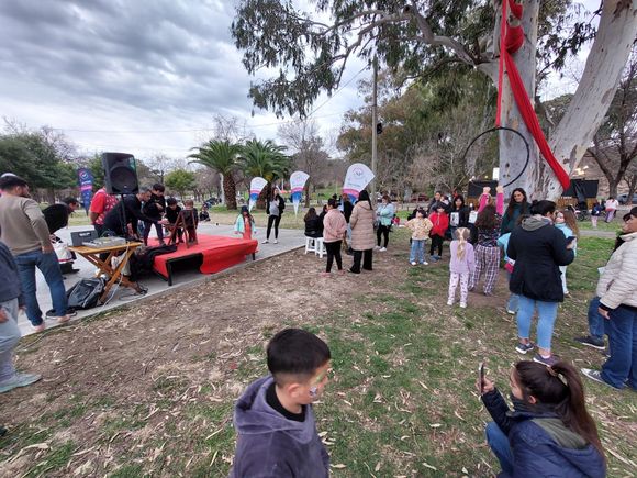 Al mal tiempo, buena cara: así fue la primera jornada de la Varieté Infantil