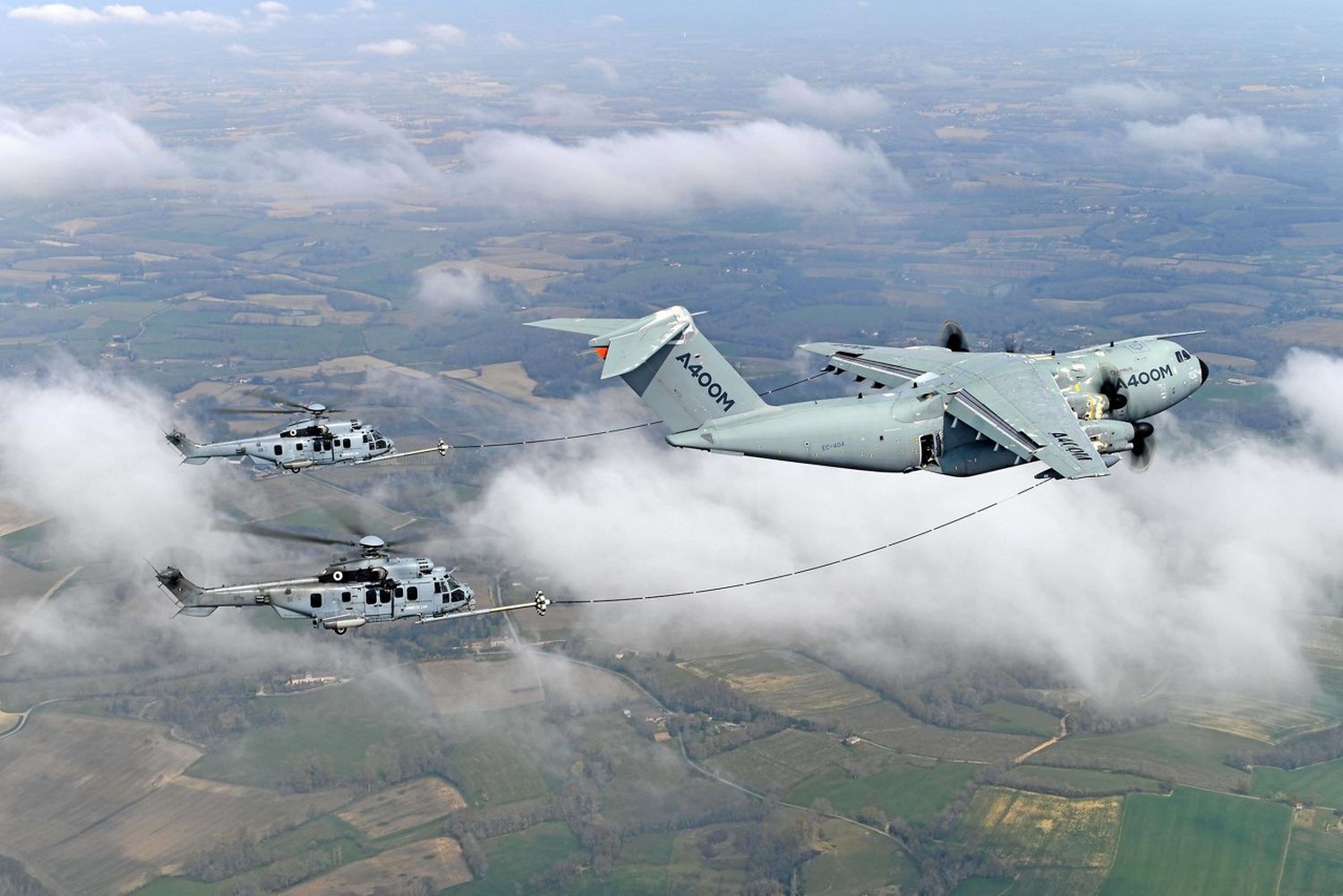 El Airbus A400M avanza en la campaña de certificación de reabastecimiento de helicópteros