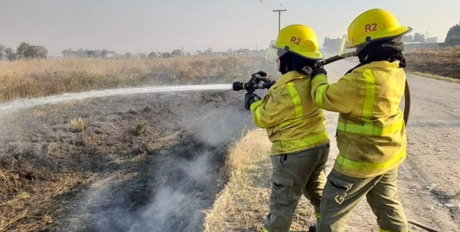 Las consecuencias del déficit de lluvias que caracteriza a "La Niña" se sienten en los recurrentes incendios forestales.