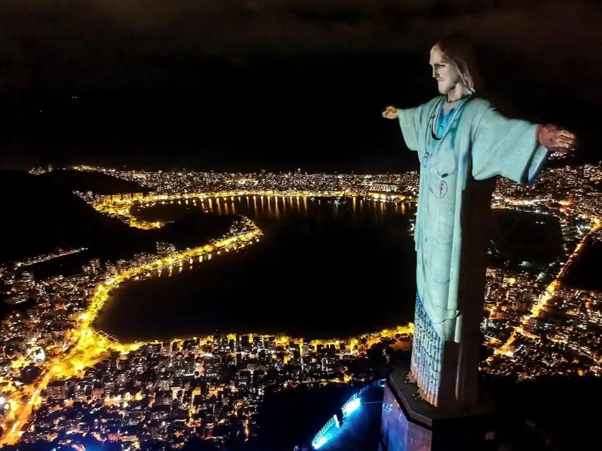 Impactante: vistieron de médico al Cristo Redentor de Río de Janeiro
