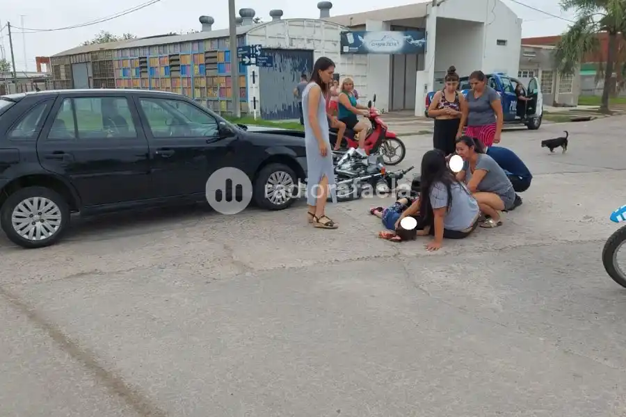 Iban de a tres en la moto y tuvieron un accidente: dos nenas de 6 y 7 años fueron llevadas al Hospital