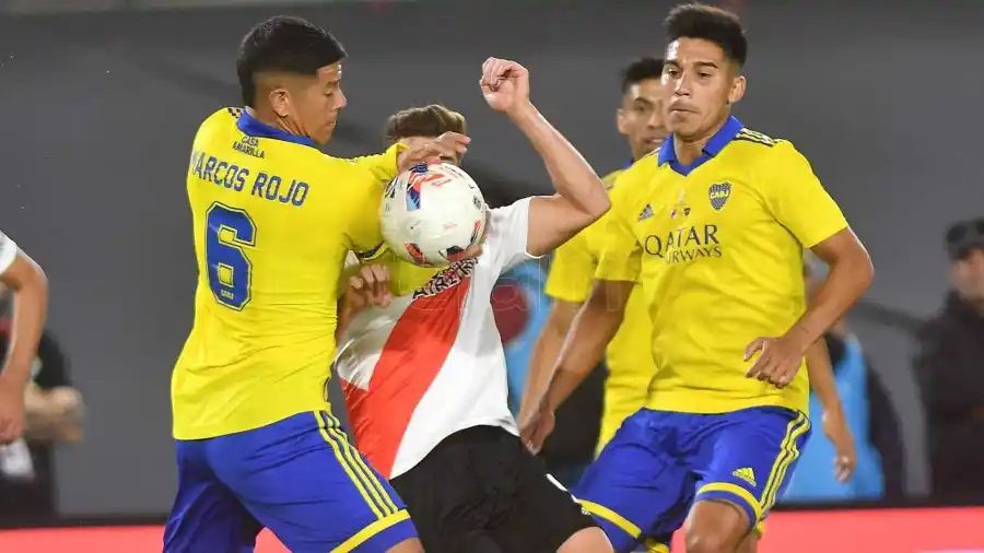 Boca aprovechó un error de River y triunfó en el Monumental