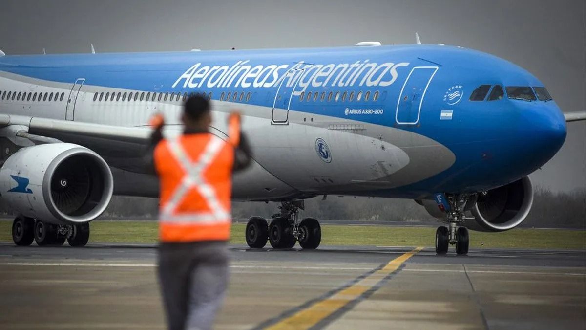 El Gobierno oficializó la declaración como "servicio esencial" del transporte aéreo