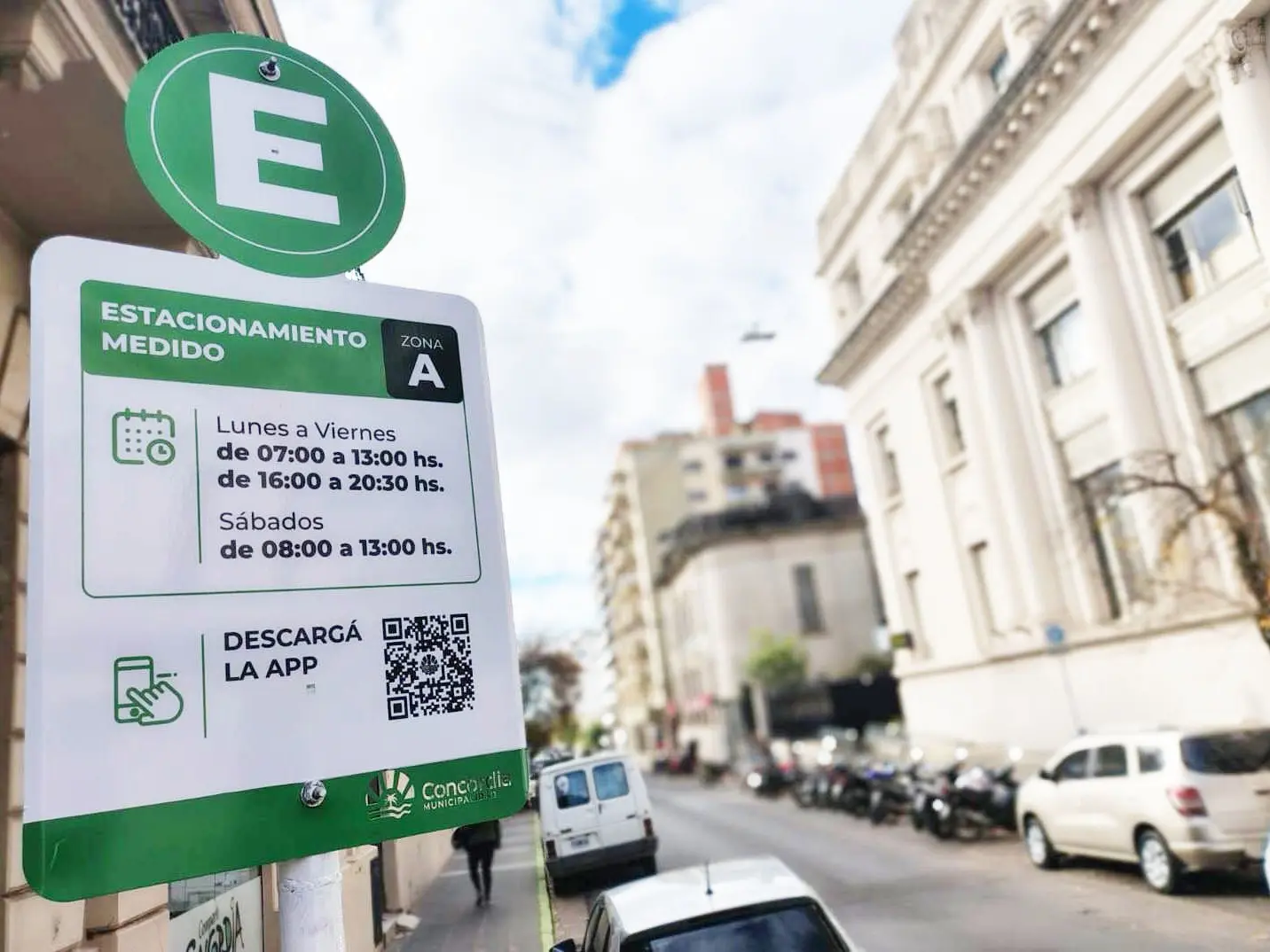 Estacionamiento medido liberado durante el fin de semana largo