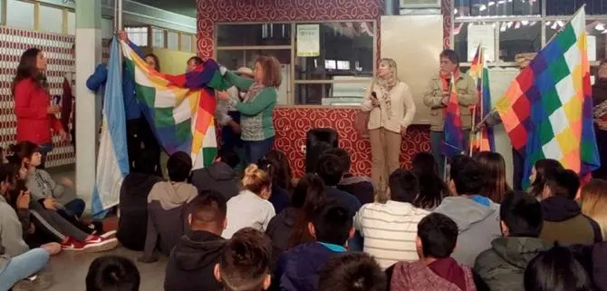 Donaron bandera whipala a la Escuela Municipal 204