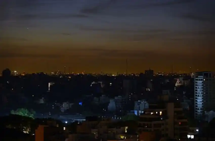 Tras el apagón masivo, volvió a restablecerse el servicio en gran parte del país