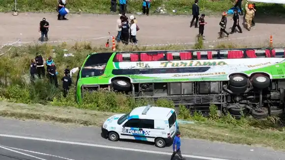 Chofer del micro que volcó en Ruta 2 se negó a declarar y quedó detenido en Batán: el segundo conductor contó qué pasó