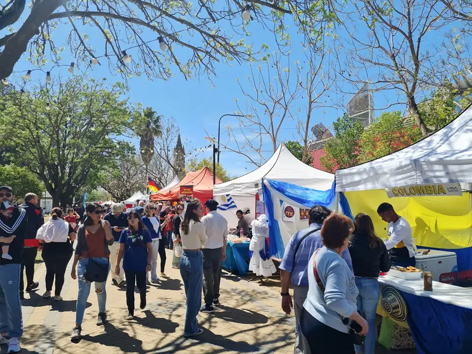 El “Paseo de las Colectividades” llenan de color la plaza San Martín