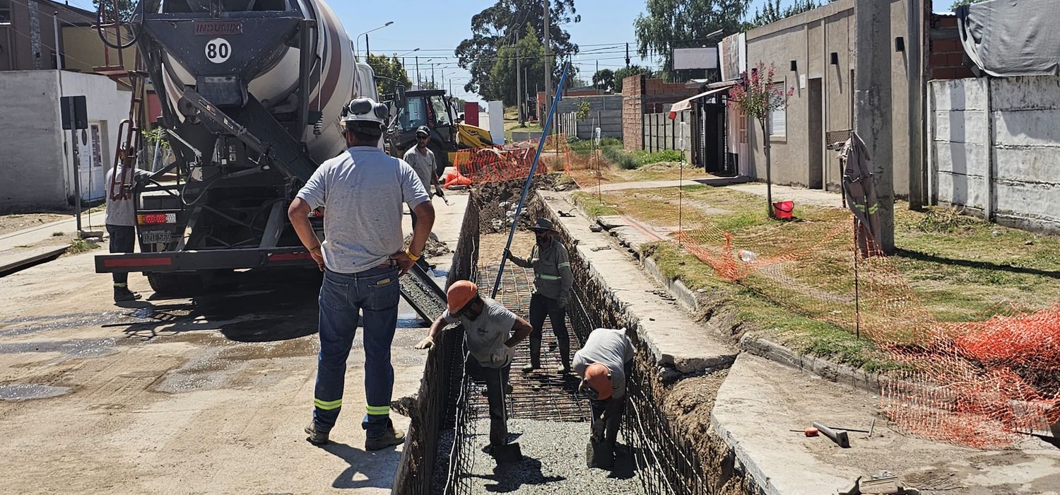 La obra de construcción del desagüe pluvial en la calle Azucena ya se completó en un 60%