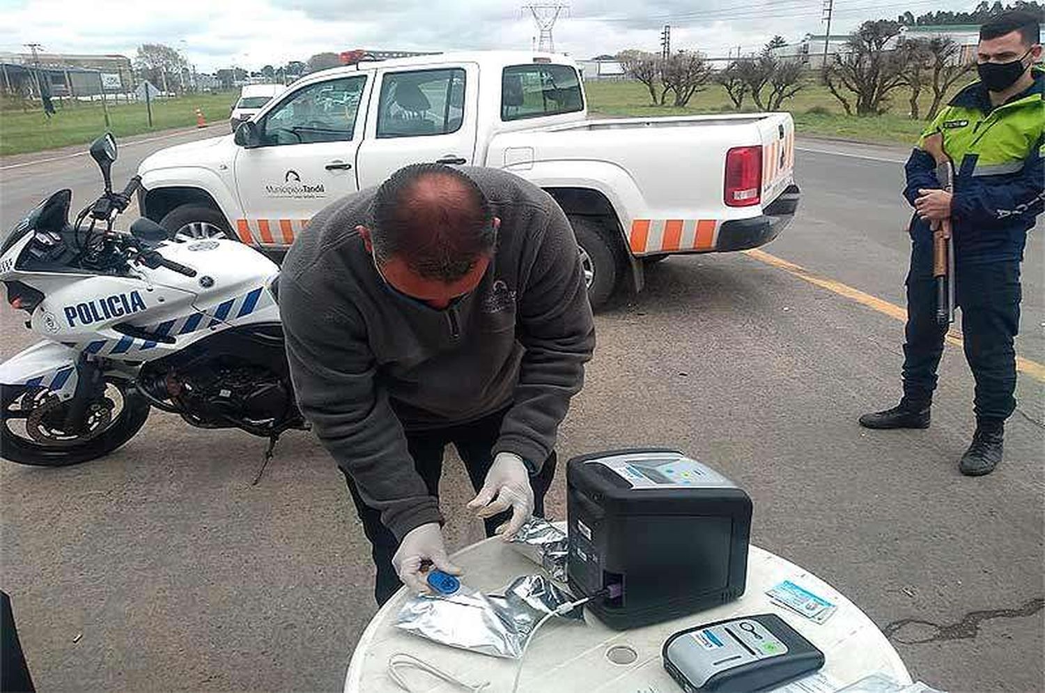 En un puesto sanitario, secuestraron autos y drogas tras una fiesta clandestina