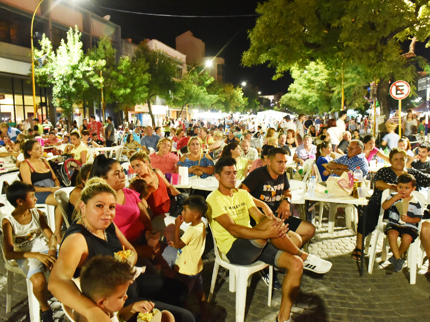 Los sanfrancisqueños disfrutaron de otra noche de verano en la peatonal