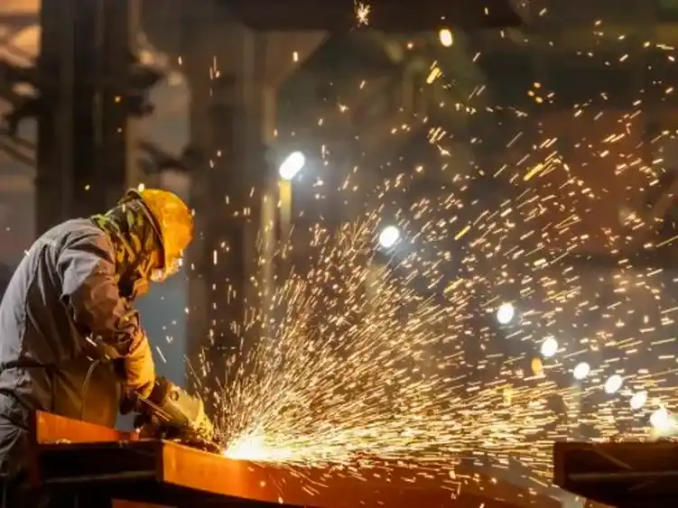 Un trabajador en un taller industrial