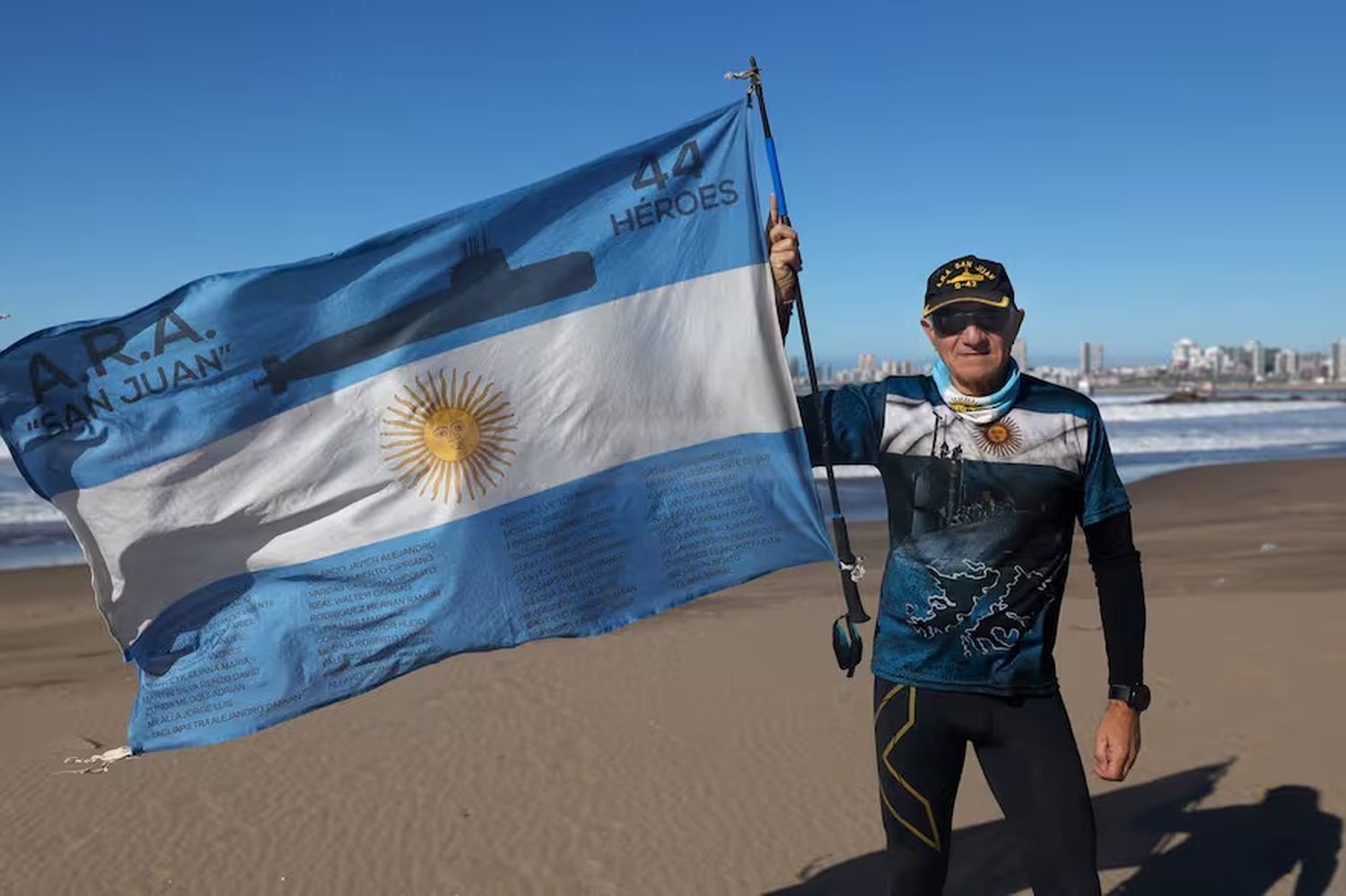 A pie de Mar del Plata a Ushuaia por el ARA San Juan: "Veo a sus familias y veo a la mía"