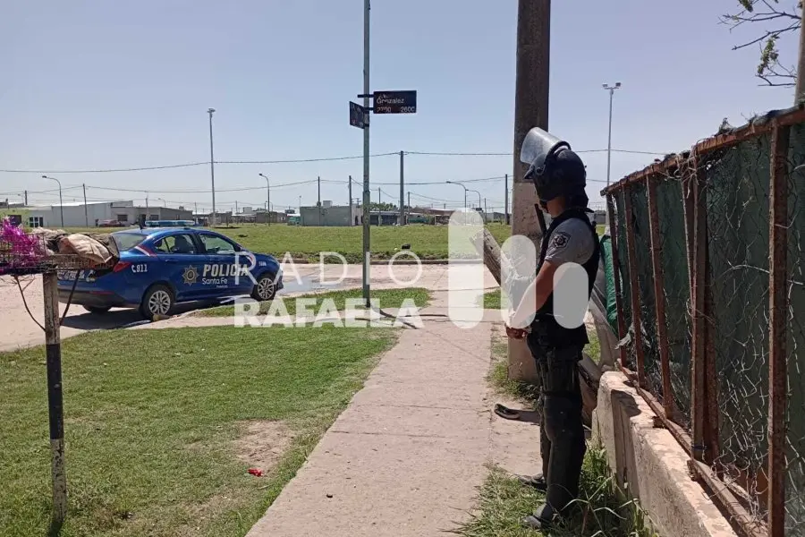 Un rafaelino entró a varias casas a robar, intentó darse a la fuga escapando saltando tejidos, pero lo lograron detenerlo: portaba un arma blanca