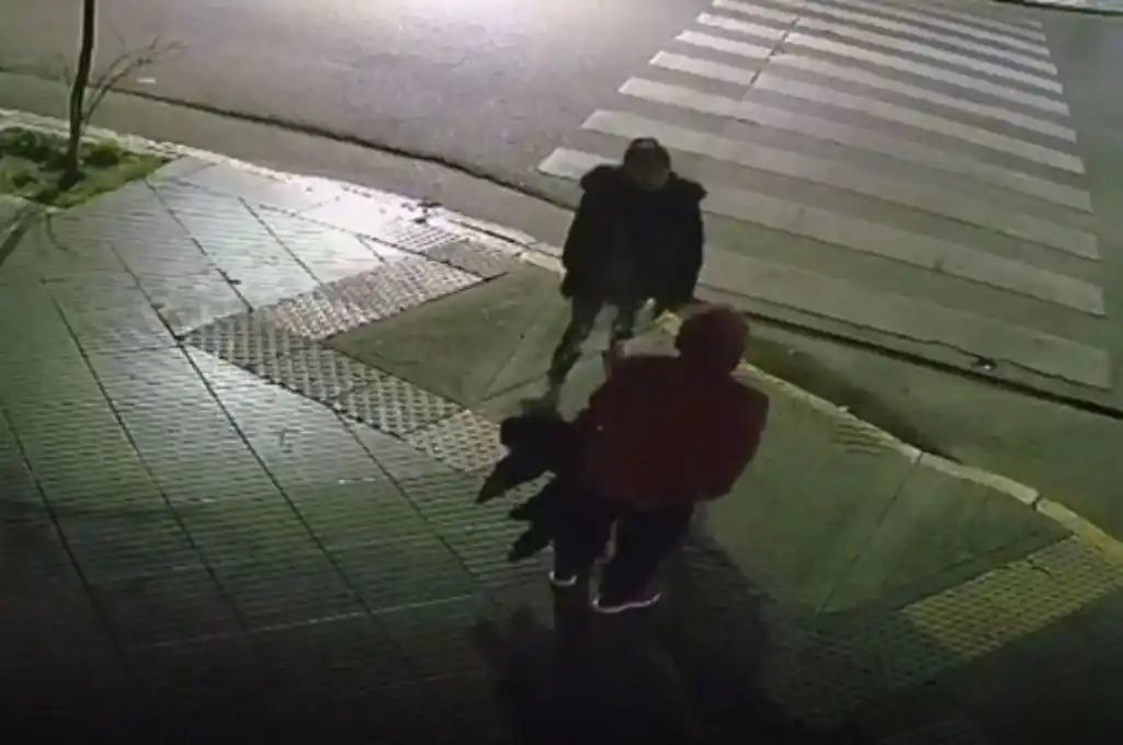 Apuñaló a su pareja en plena calle