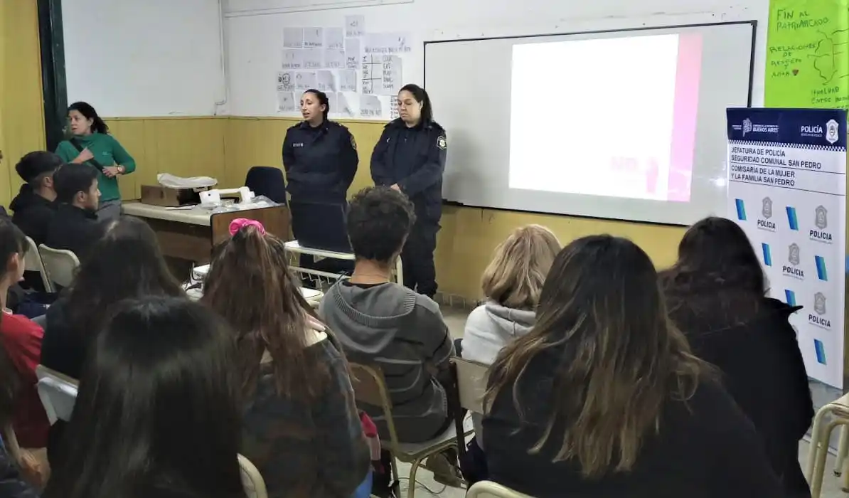 Comisaría de la Mujer brindó charla sobre violencia, bullying y grooming en la secundaria 14