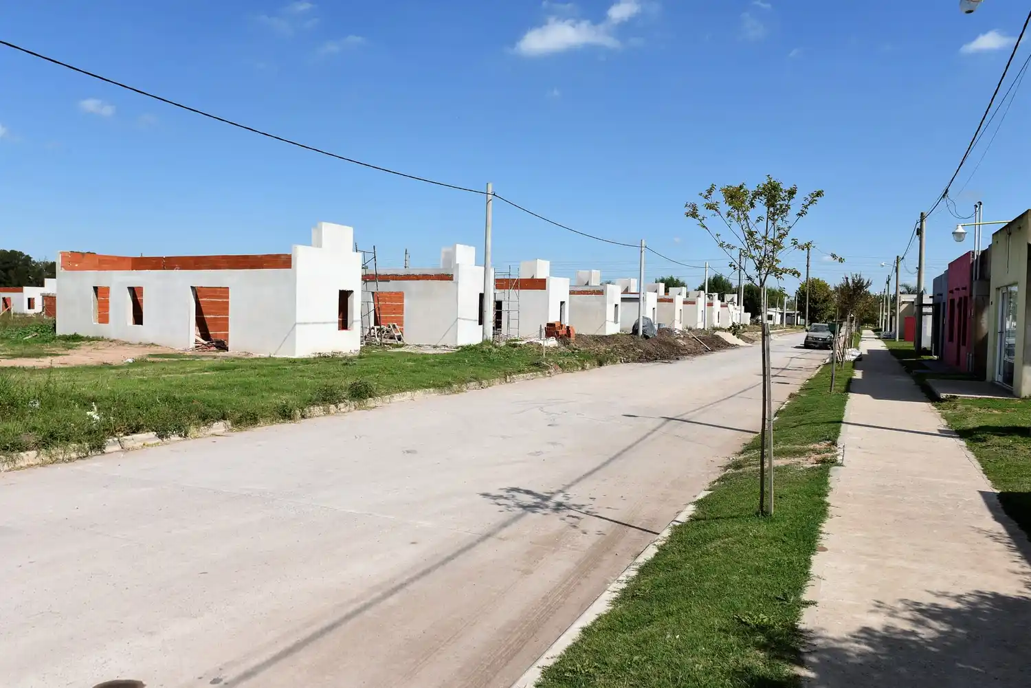 El Ministro López recorrió obras en la escuela secundaria 1 y viviendas del barrio Eva Perón de Castelli