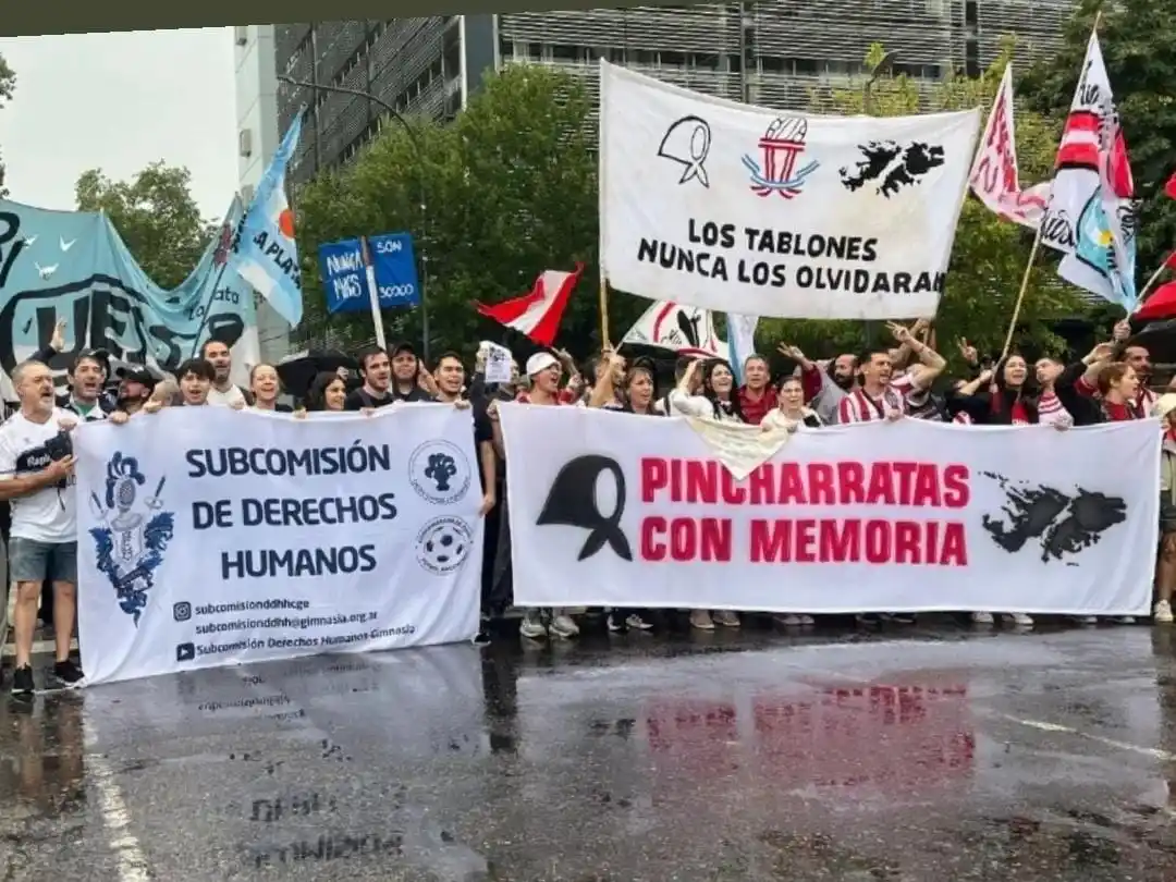 24 de Marzo y la postal inédita en La Plata: hinchas de Gimnasia y Estudiantes marcharon juntos por el Día de la Memoria