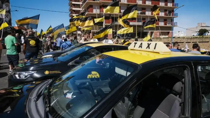 Taxistas de Mar del Plata enojados con el intendente: Aseguran que Montenegro se había comprometido a no dejar ingresar a Uber