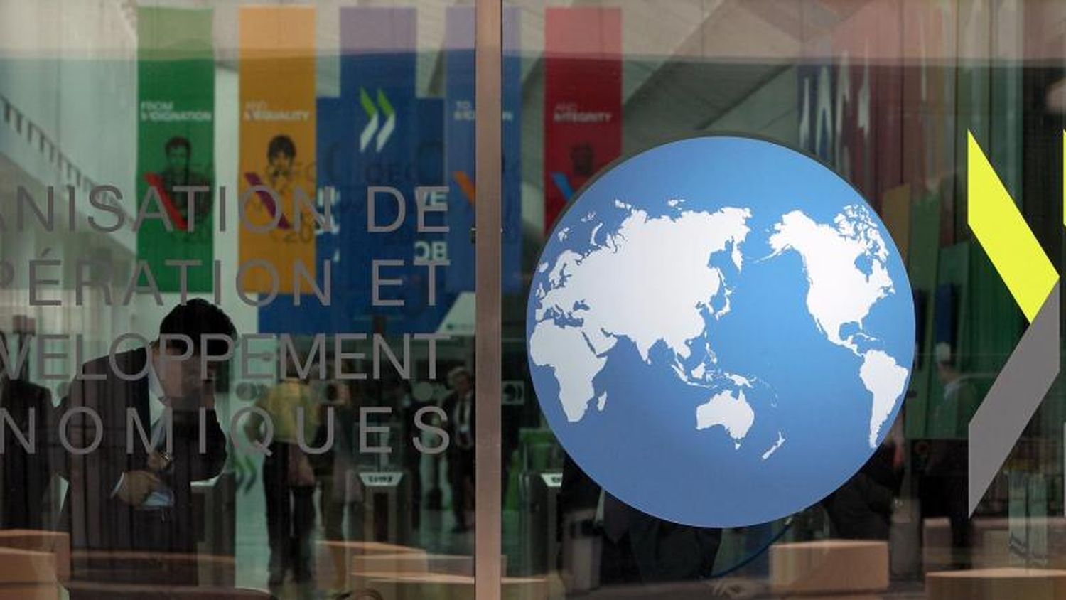 La OCDE pronosticó una caída del 3,3 por ciento del PBI y un alza de precios del 208