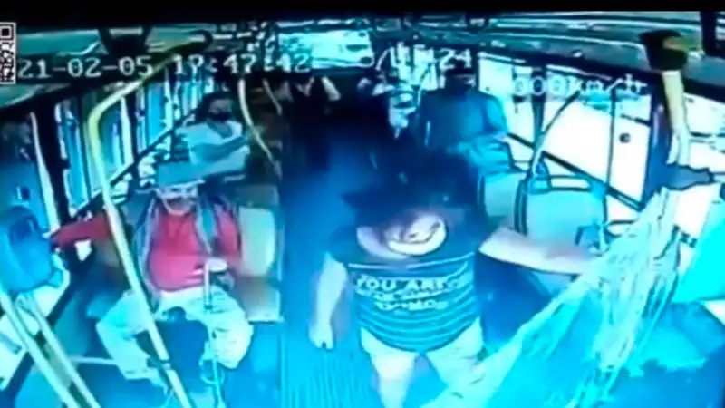 Mujer apuñaló al colectivero porque le pidió que se pusiera el barbijo