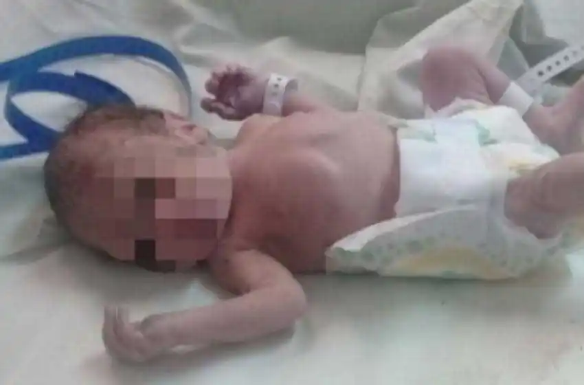 Policías reanimaron a un bebé recién nacido abandonado en la puerta de una casa