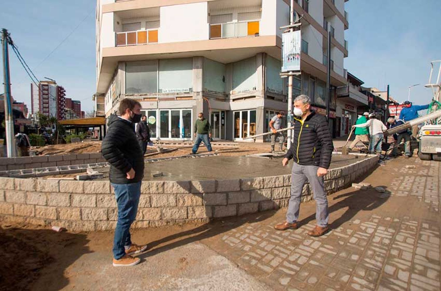 Pese a la pandemia, Villa Gesell avanza con obras de modernización de la avenida 3