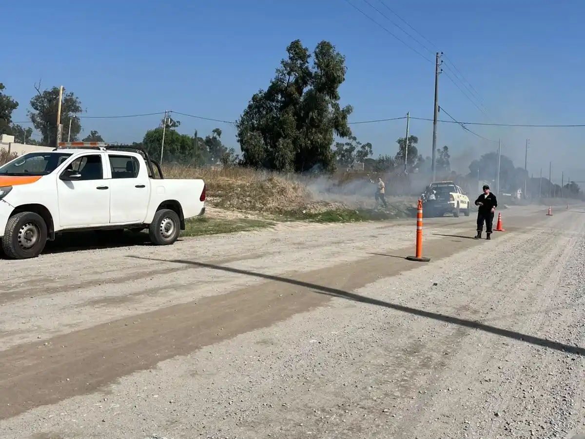 Incendio de pastizales movilizó a Defensa Civil y generó complicaciones por el humo