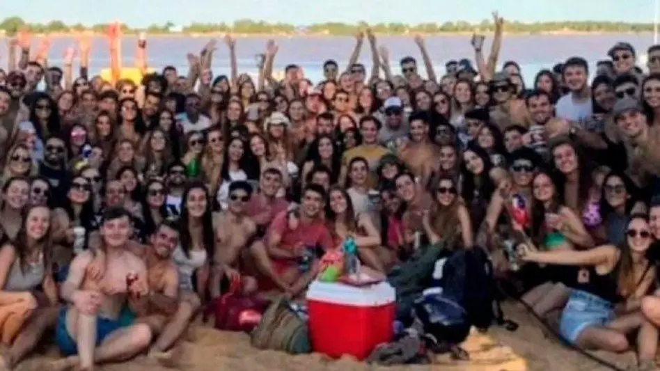 En Rosario, 200 estudiantes de medicina festejaron sin los cuidados por coronavirus