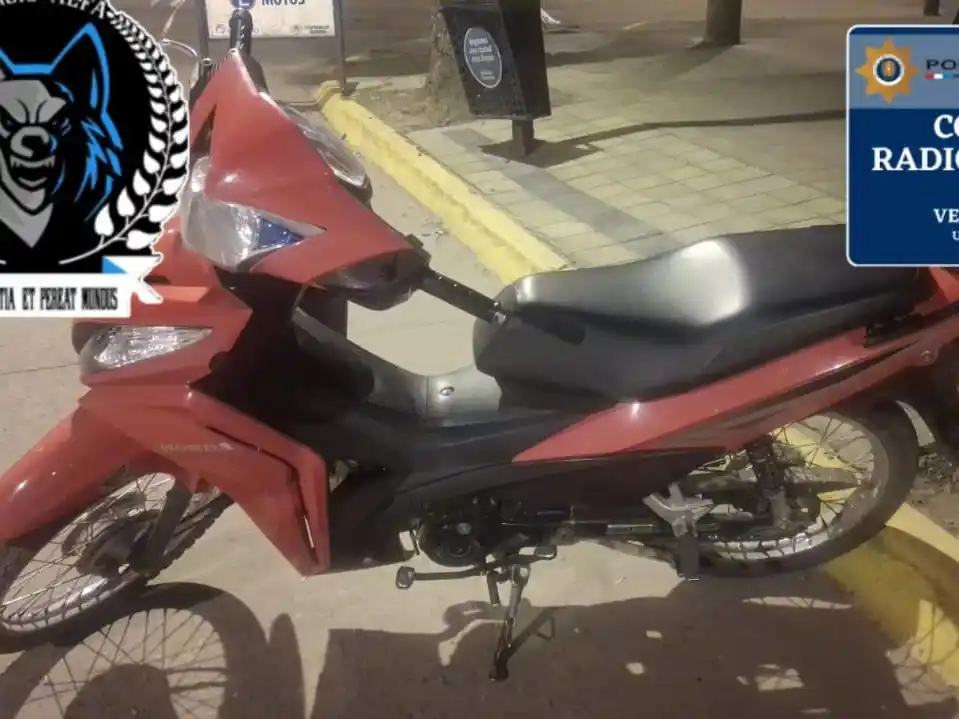 La moto recuperada en el operativo. Crédito: Relaciones Policiales.