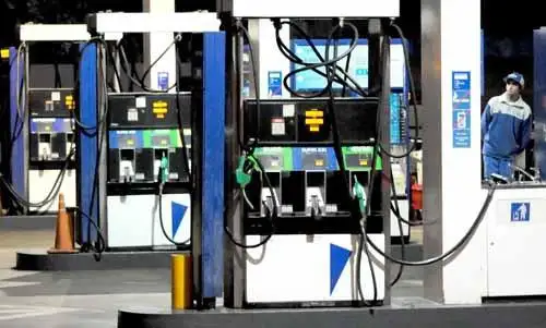 El aumento del dólar y del barril de petróleo refuerzan los rumores sobre la suba de las naftas