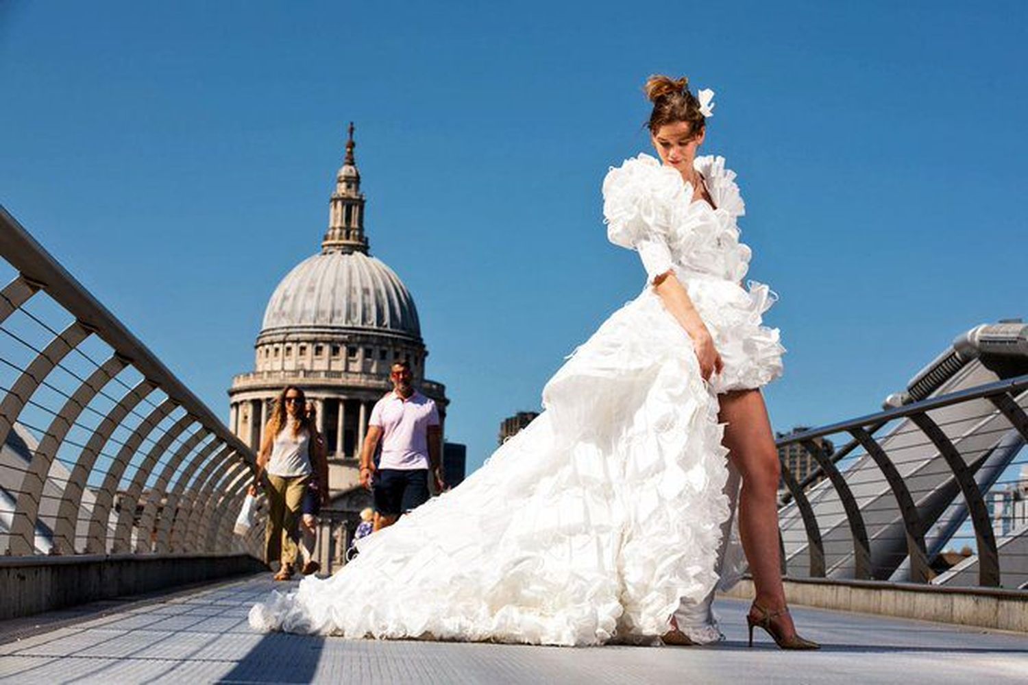 ¿Lo usarías? Confeccionan un vestido de novia con más de 1.500 mascarillas recicladas