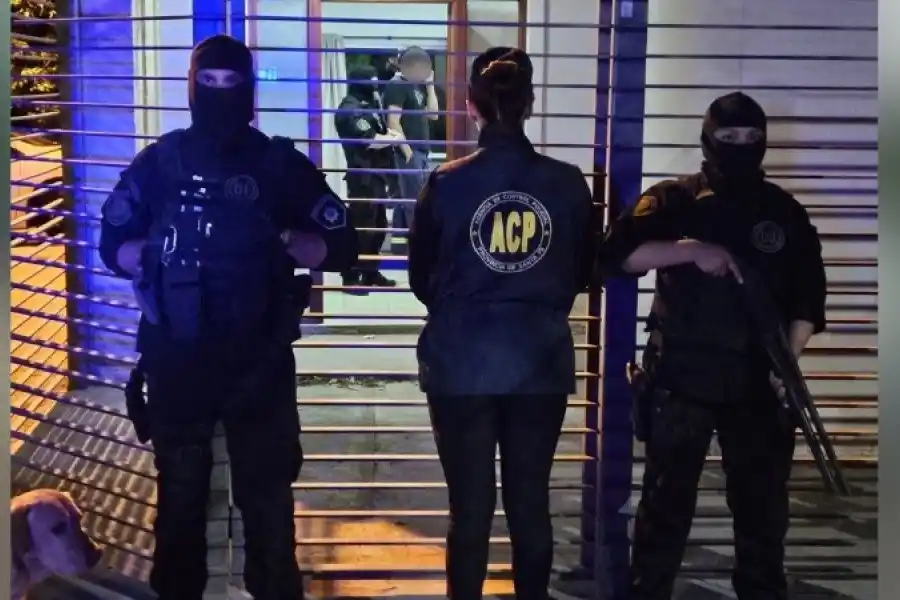 Detuvieron a dos policías acusados de colaborar con bandas delictivas y esconder a un sicario de "La Mafilia"