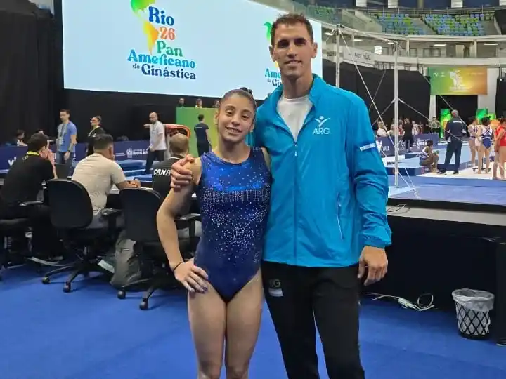 Emi Acosta junto a su entrenador Victor INgaramo.