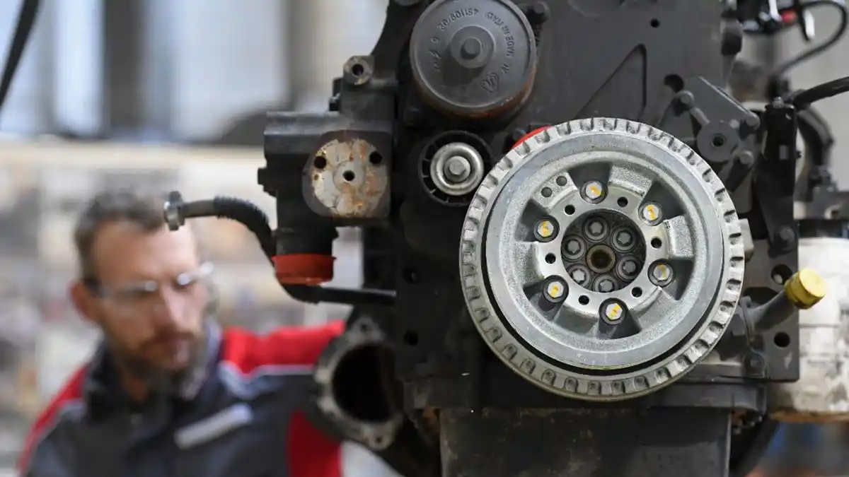 Unos 7.000 trabajadores automotrices de Estados Unidos se suman a la huelga