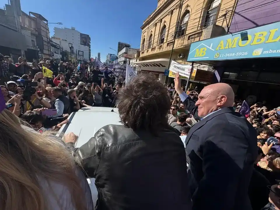 Incidentes en Lomas de Zamora: Milei sufrió un ataque con piedras y evacuaron la caravana presidencial