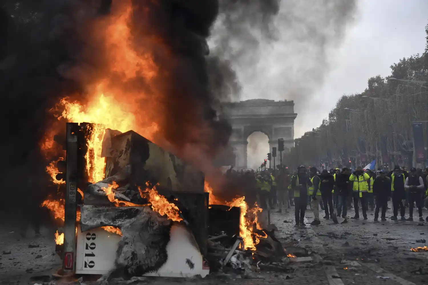 Violentos choques entre los "chalecos amarillos" y las fuerzas del orden en París