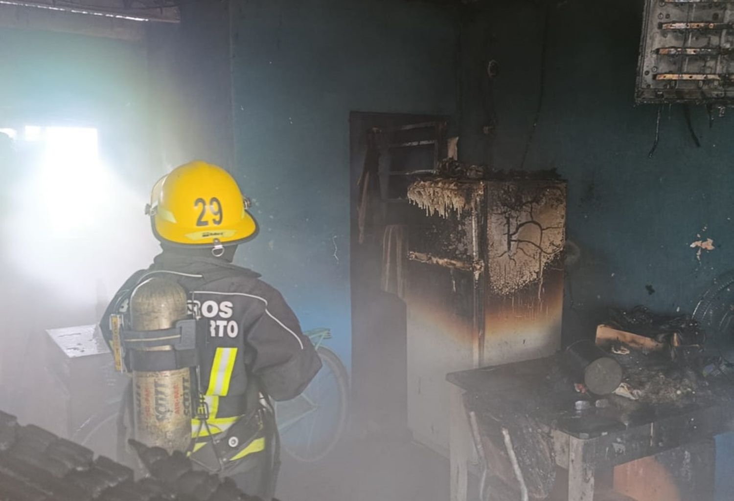 Bomberos extinguieron el fuego y evitaron una posible explosión al retirar una garrafa.