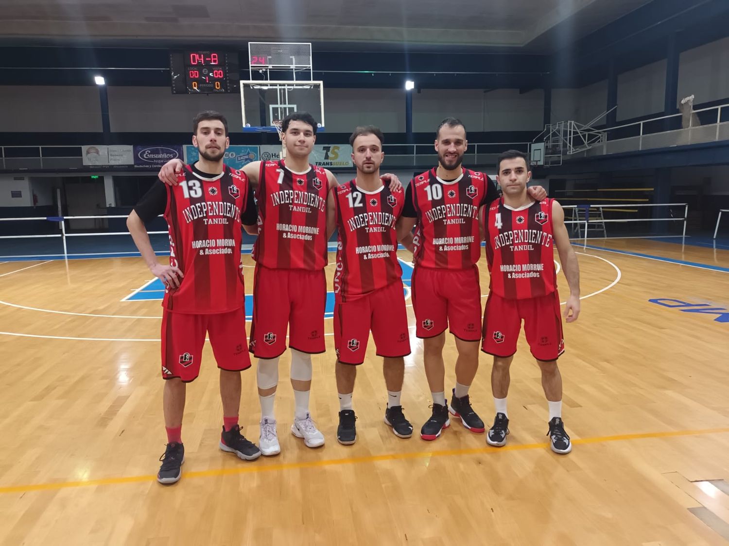 Formación inicial del rojinegro con Gutkin, Saucedo, San Martín, Lanusse y Di Salvo. (Foto gentileza de Fabián Casanella).