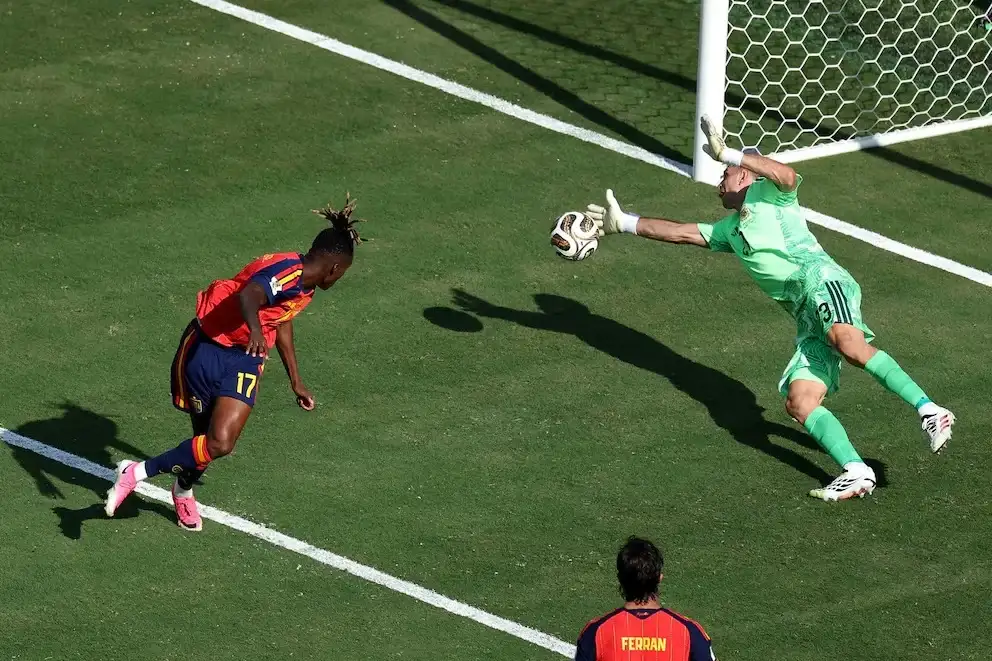 Las siete atajadas del Dibu que sostuvieron hasta el final la ilusión en la final ante España