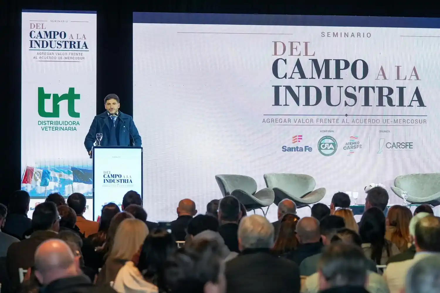 El Gobernador dirigiéndose a los presentes.
