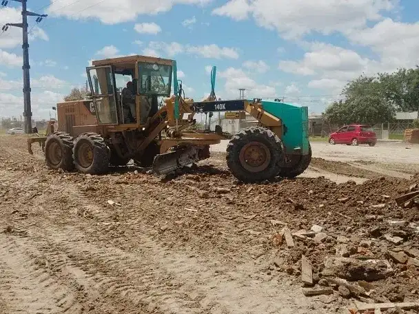 La Municipalidad desplegó obras de drenaje y perfilado vial en barrios