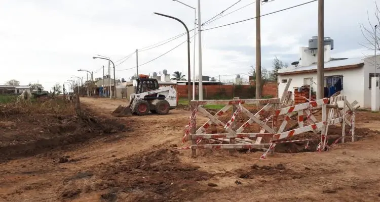 Avanza el cordón cuneta en barrio Futuro, aunque hubo que suspender tareas en una cuadra por un caño roto