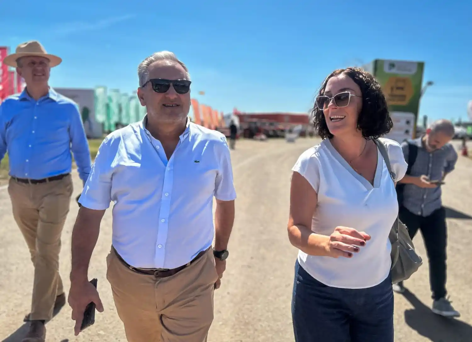 El senador nacional recorrió la muestra.