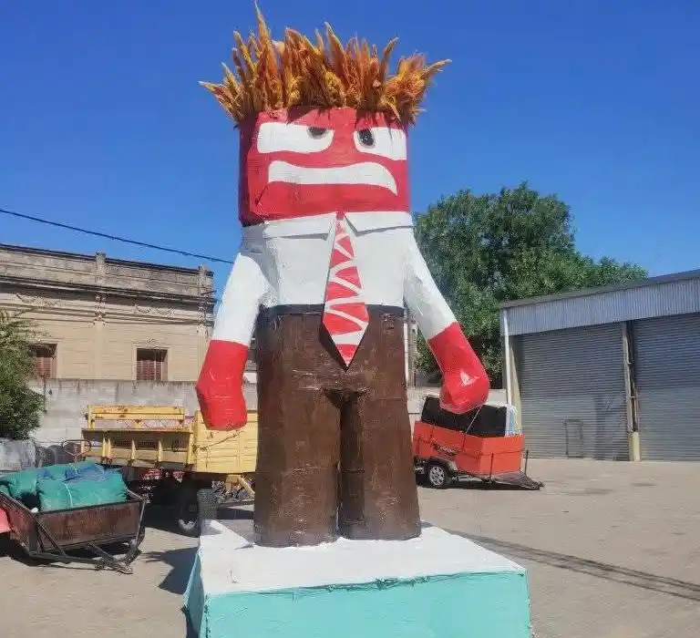 “Furia”, el muñeco de fin de año, ya se puede visitar en el Cuartel de Bomberos de Chascomús