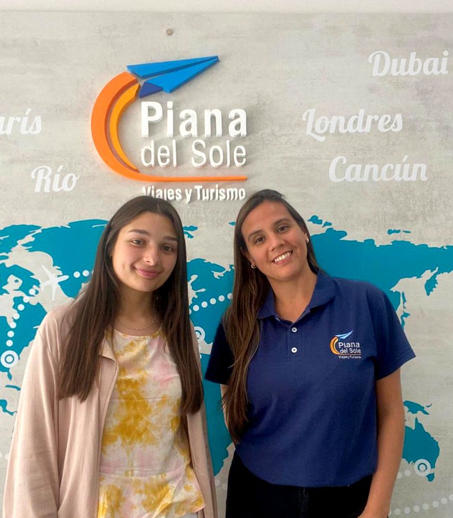 Las licenciadas en Turismo Manuela Domínguez y Nadia Mendoza los esperan en la agencia Piana del Sole, ubicada en San Lorenzo 978.