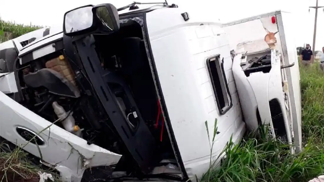 Volcó un camión y su conductor quedó atrapado en la cabina