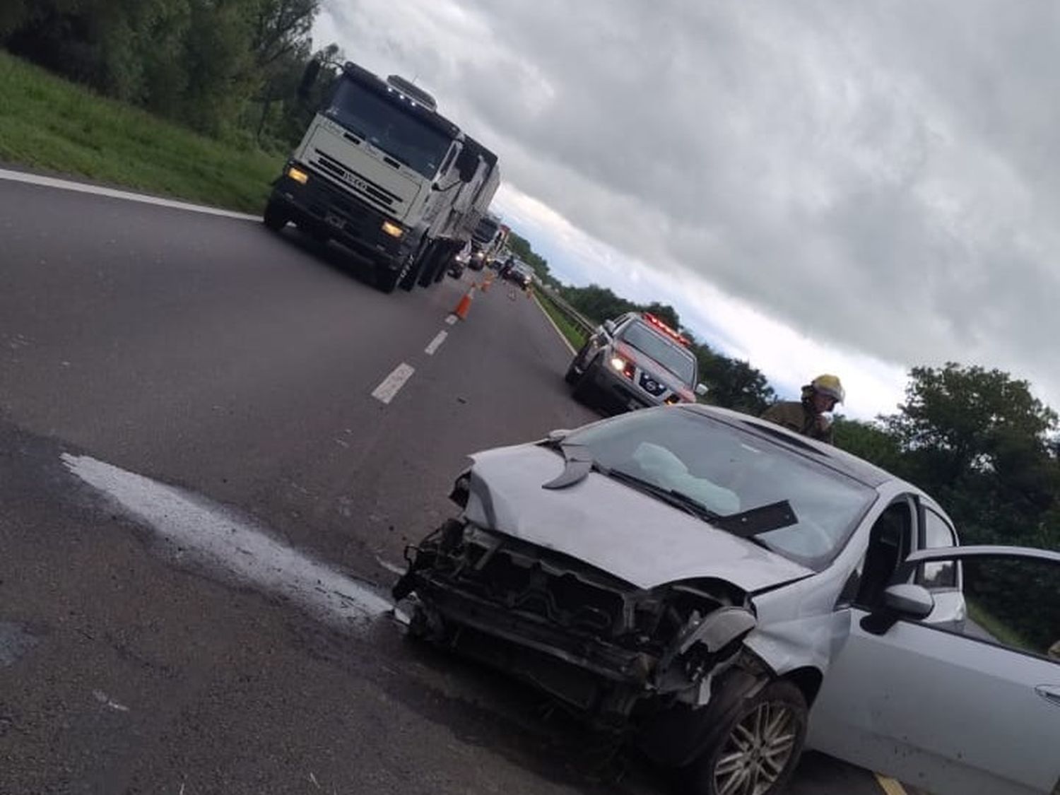 Choque entre un camión y un auto: un hombre y una mujer fueron trasladados al Hospital Centenario