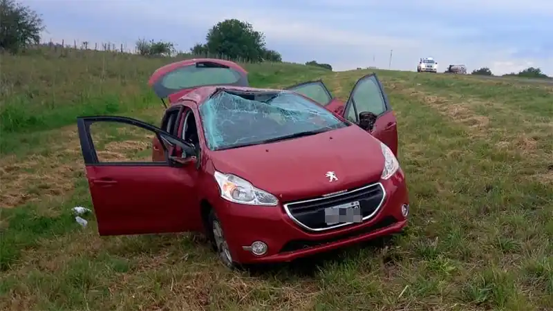 Por adelantarse a un camión, joven conductor volcó su auto sobre Autovía 14