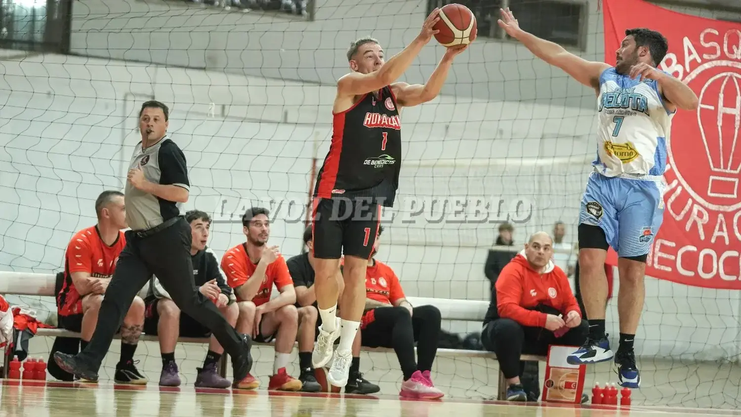 Gonzalo Apreda de Huracán busca pase ante la marca de López de Ipiña de Club de Pelota (FOTO: JAVIER VIJARRA - ECOS DIARIOS)